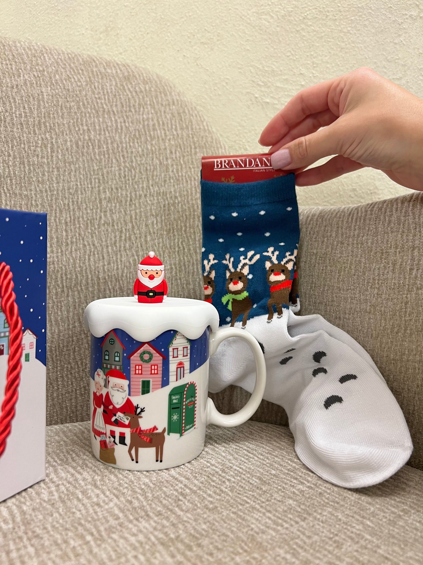 Mug con tappo silicone Babbo Natale e calzini in cotone
