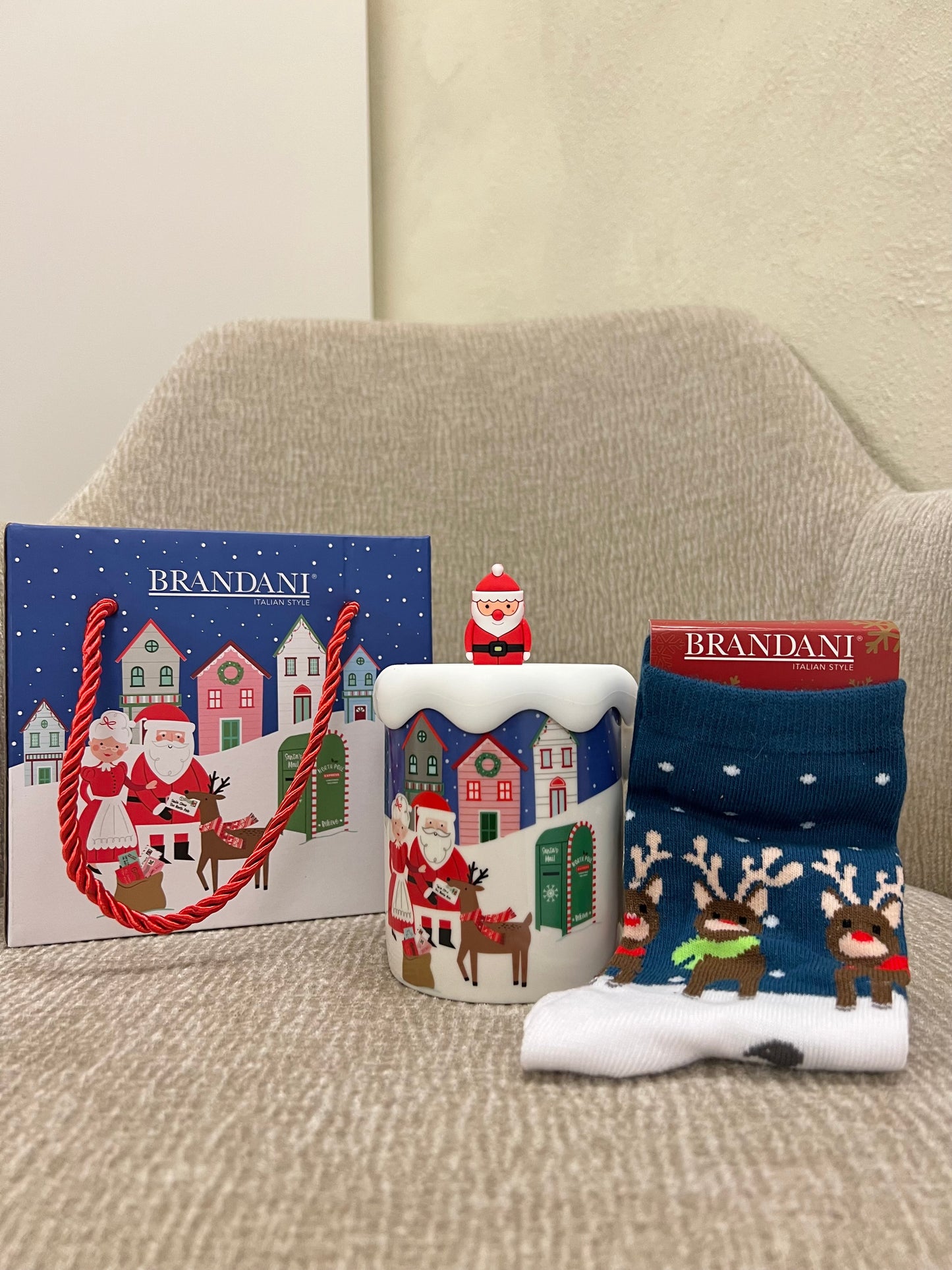 Mug con tappo silicone Babbo Natale e calzini in cotone