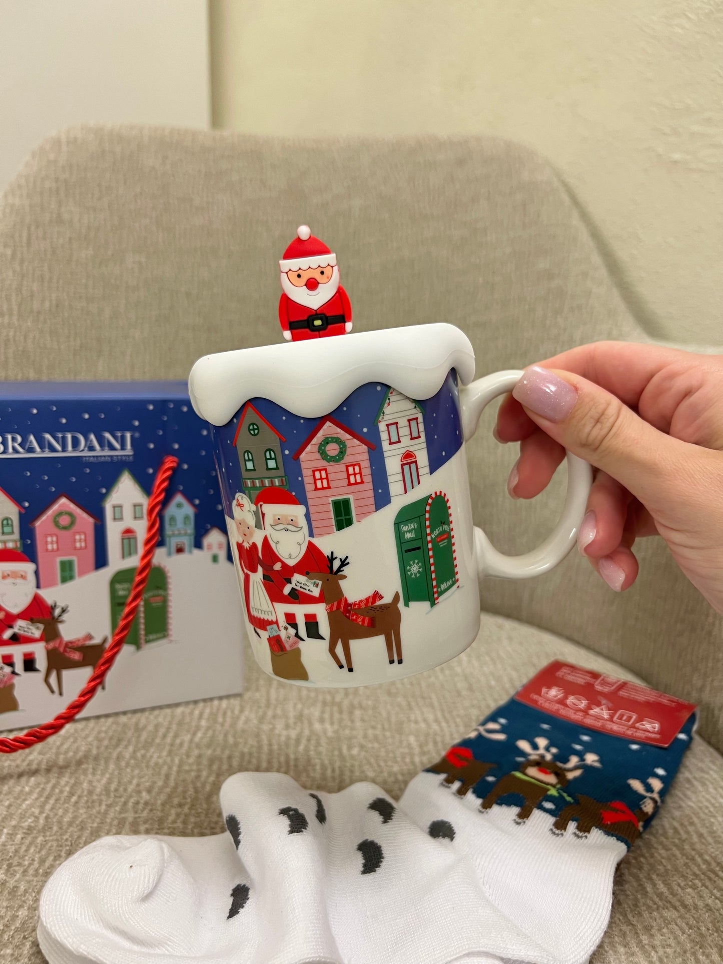 Mug con tappo silicone Babbo Natale e calzini in cotone