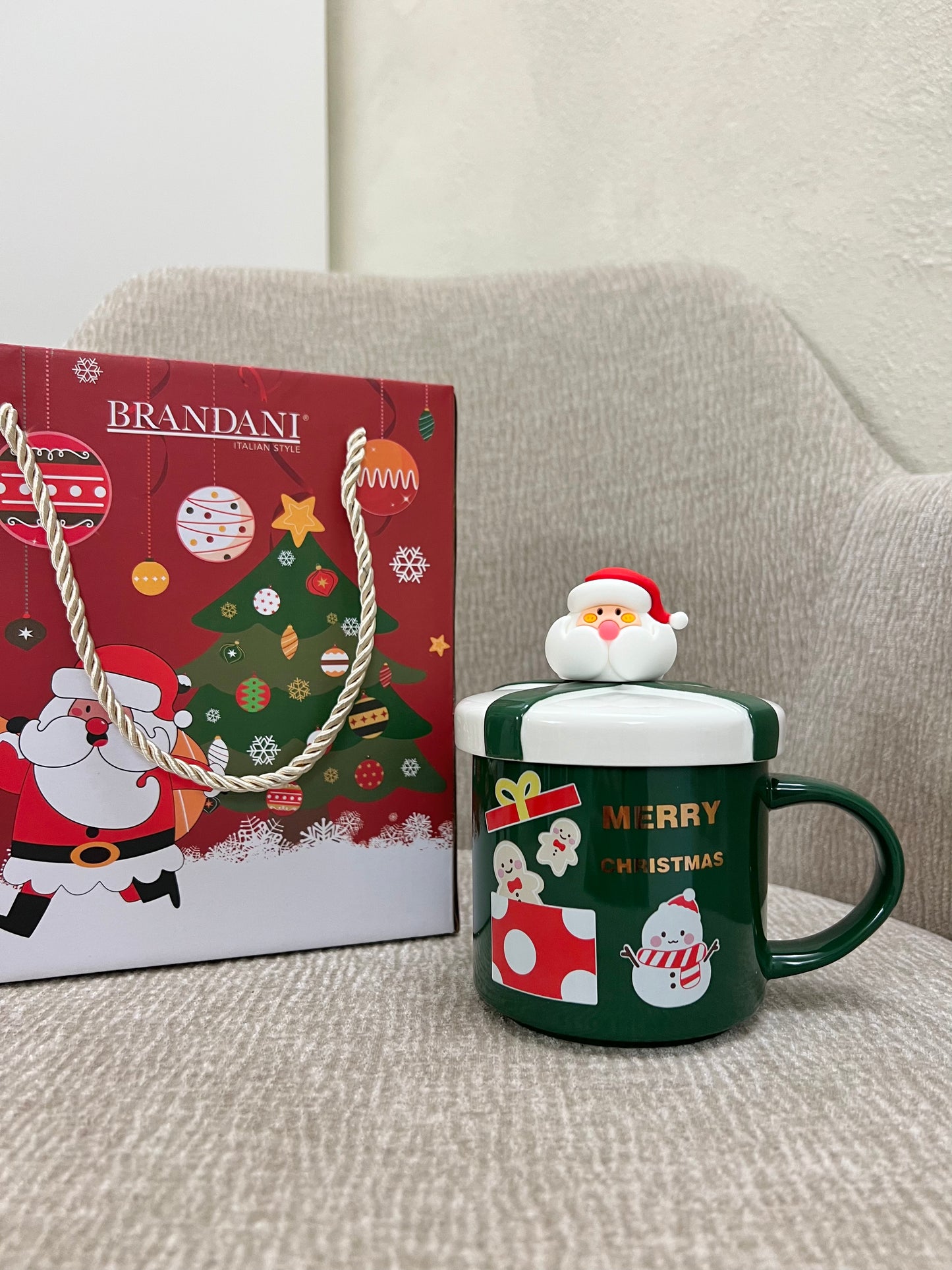 Mug verde con tappo e cucchiaino Babbo Natale