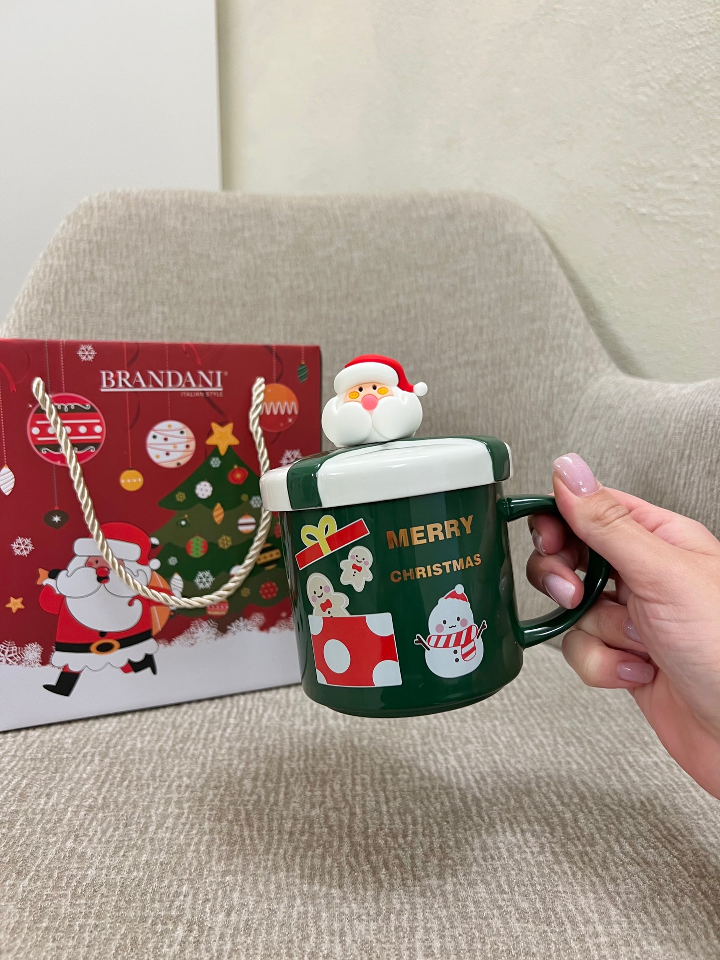 Mug verde con tappo e cucchiaino Babbo Natale