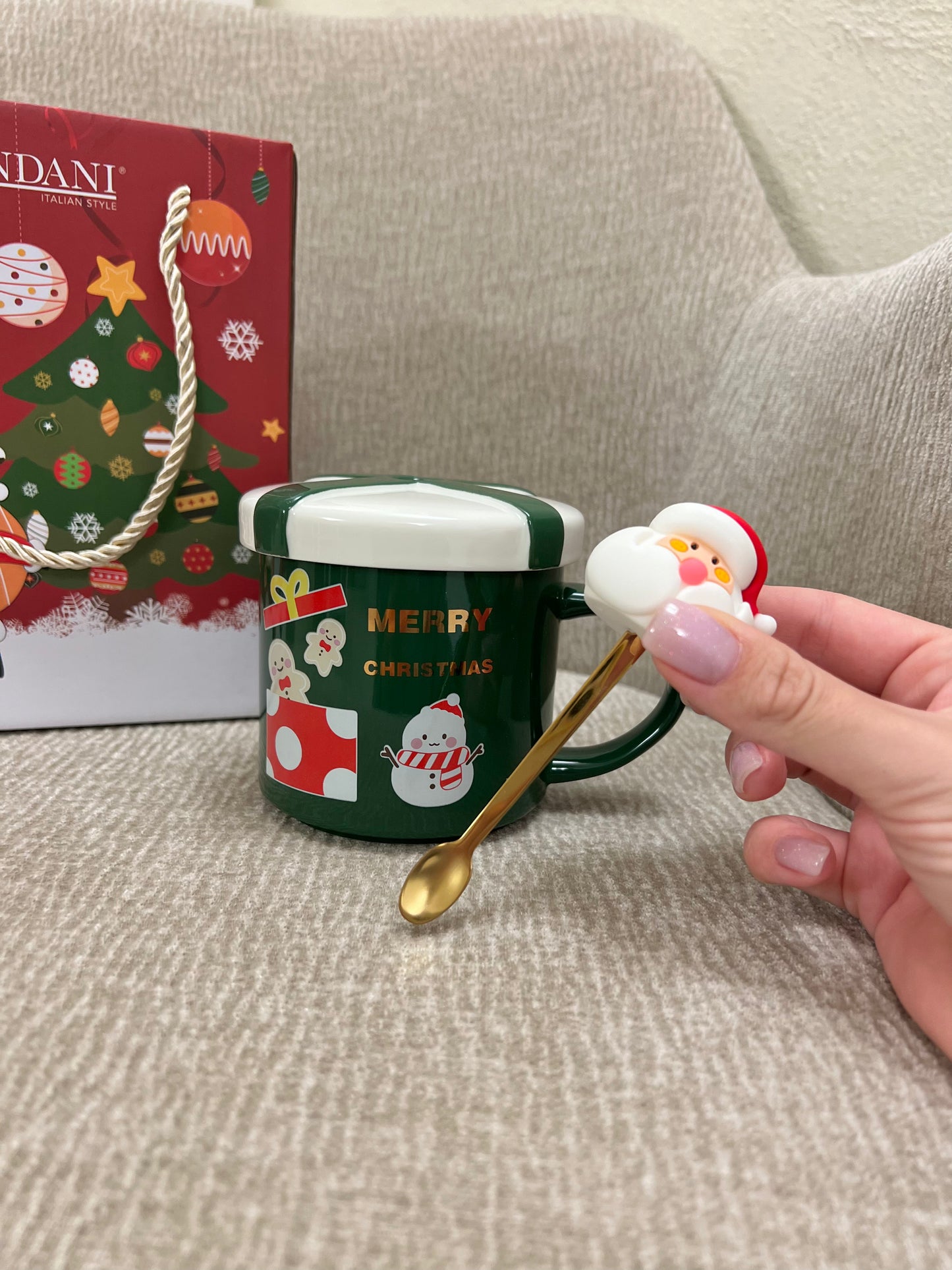 Mug verde con tappo e cucchiaino Babbo Natale