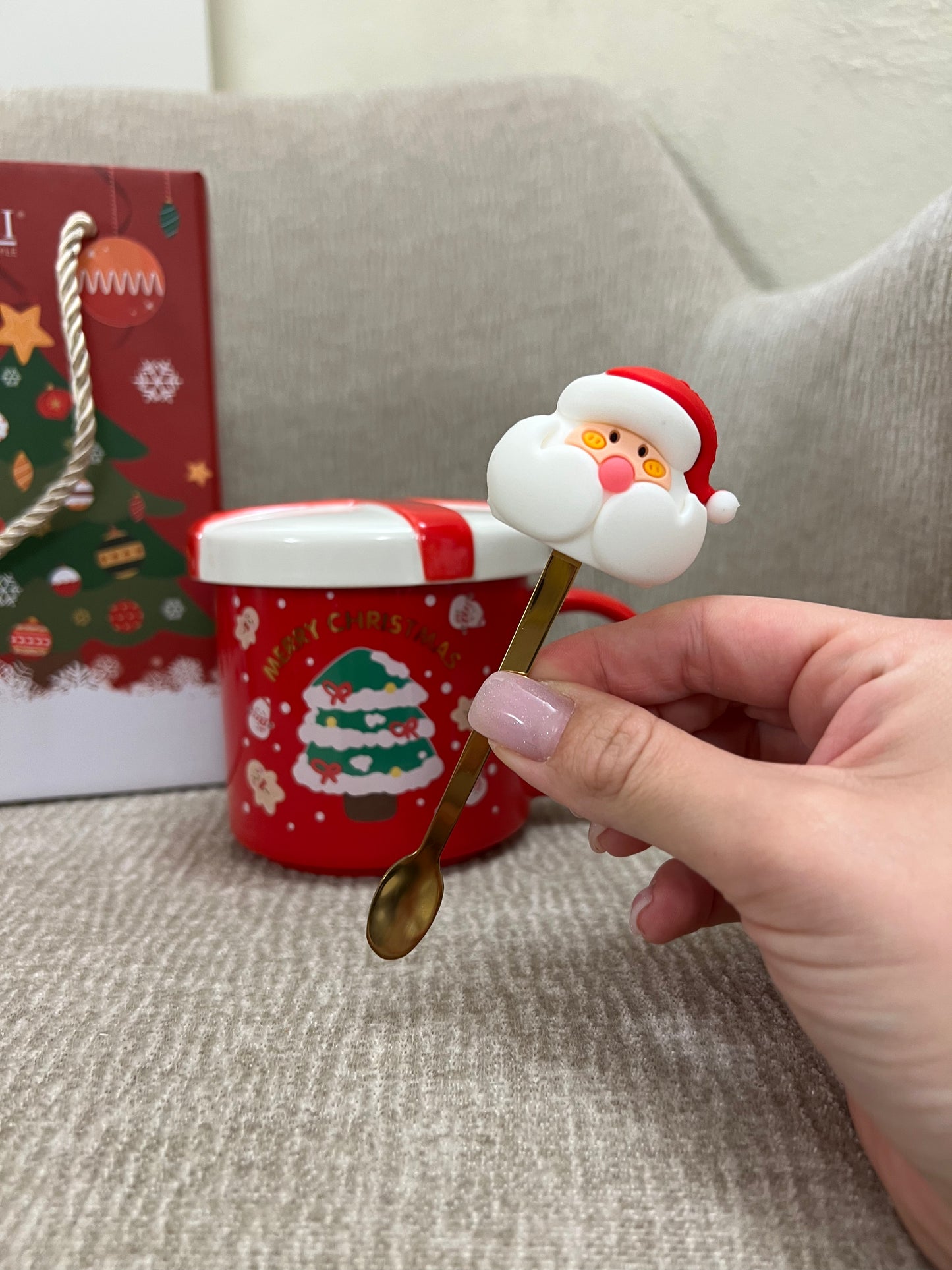 Mug rosso con tappo e cucchiaino Babbo Natale