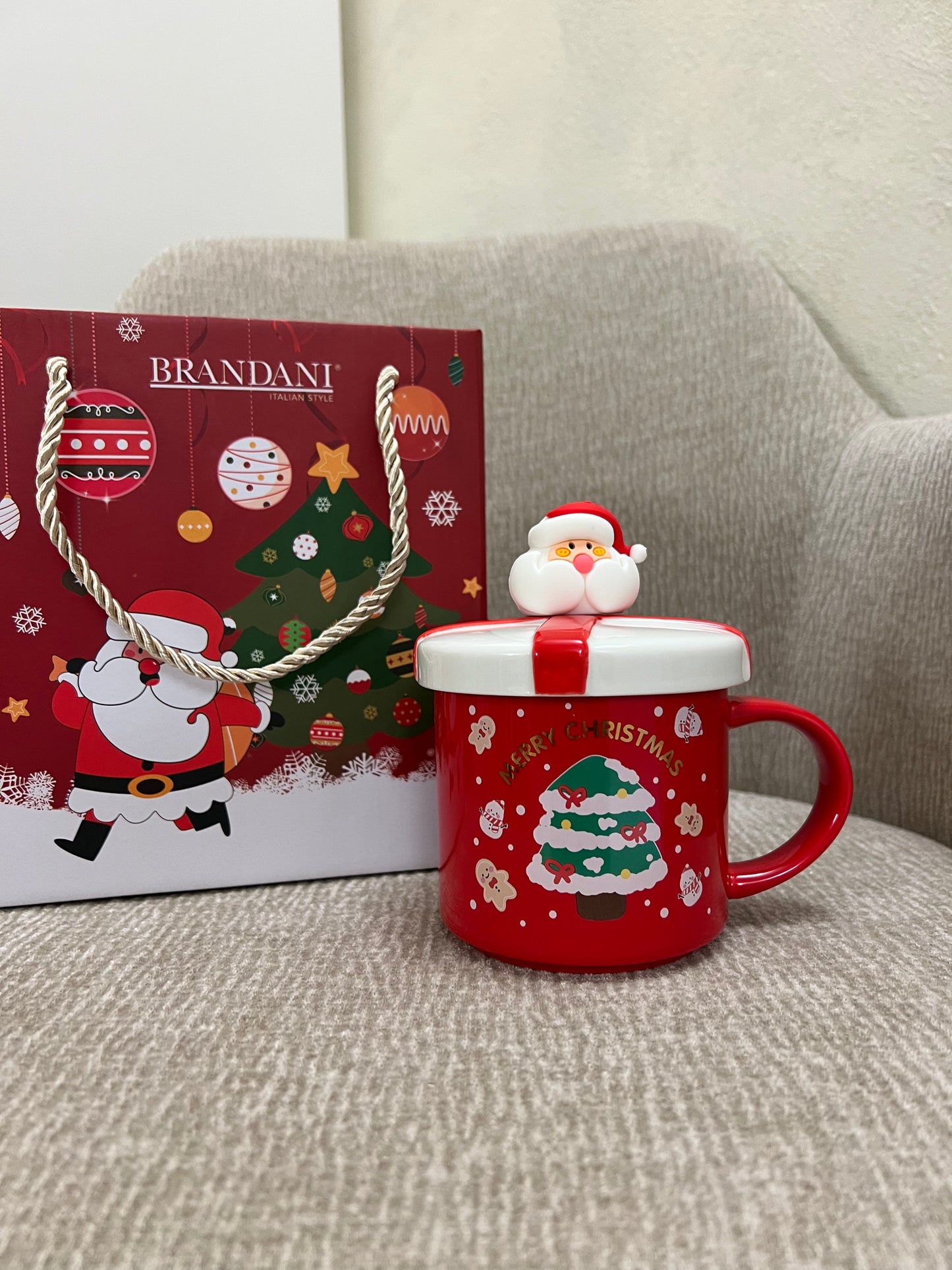 Mug rosso con tappo e cucchiaino Babbo Natale